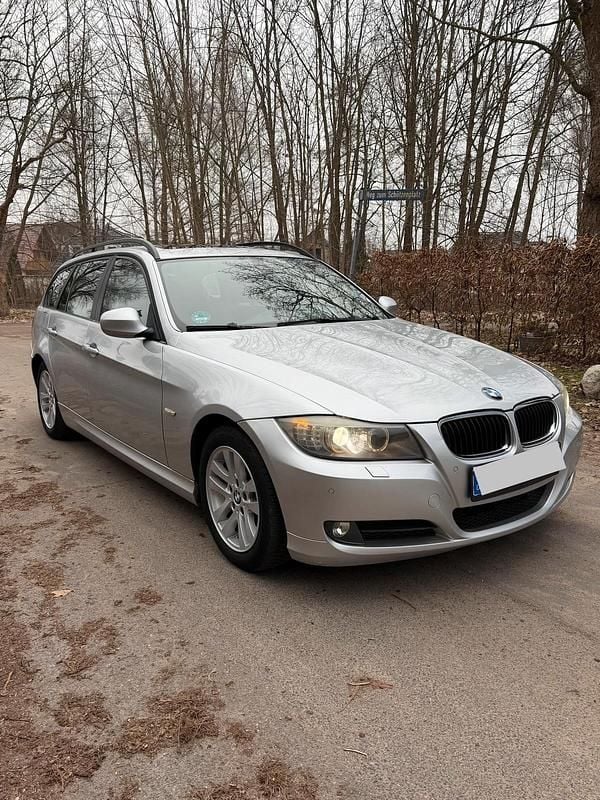 Silber Gebraucht 2009 BMW 318 Kombi | 2.900 € (Superpreis) - Bild 1/4
