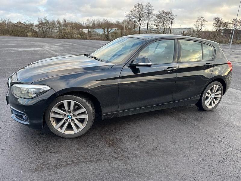 Schwarz Gebraucht 2018 BMW 120 Sport Line Kleinwagen | 12.800 € (Superpreis) - Bild 1/3