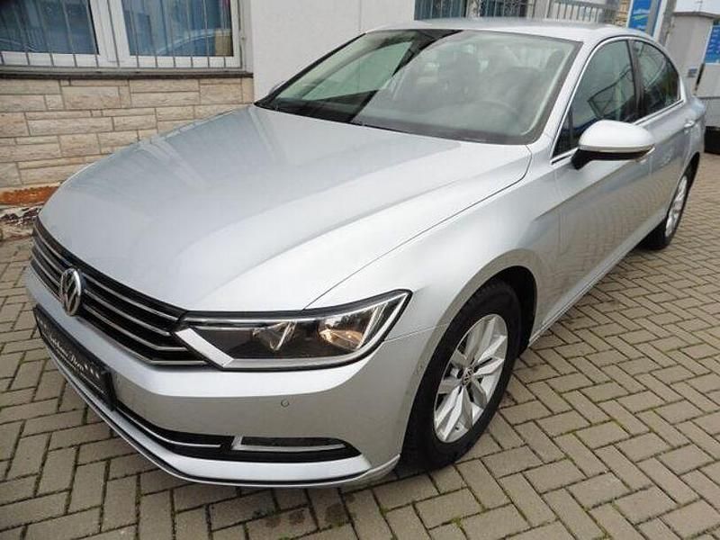 Schwarz Gebraucht 2015 VW Passat Trendline Kombi | 16.900 € (Fairer Preis) - Bild 1/4
