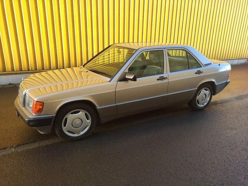 Gebraucht Mercedes 190 109 PS (80 kW) 1992 Silber Limousine