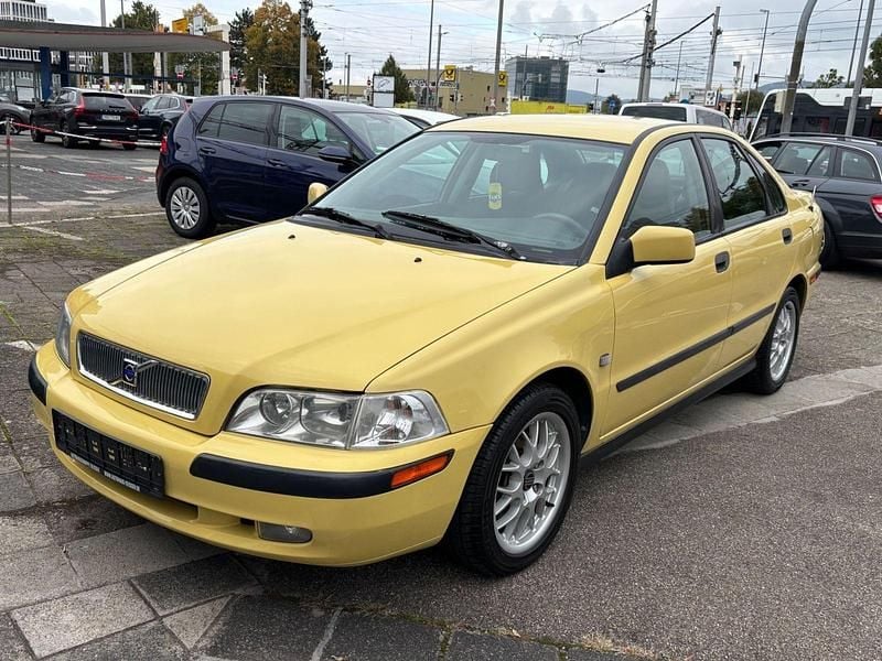 Gelb Gebraucht 2001 Volvo S40 Limousine | 2.200 € - Bild 1/4