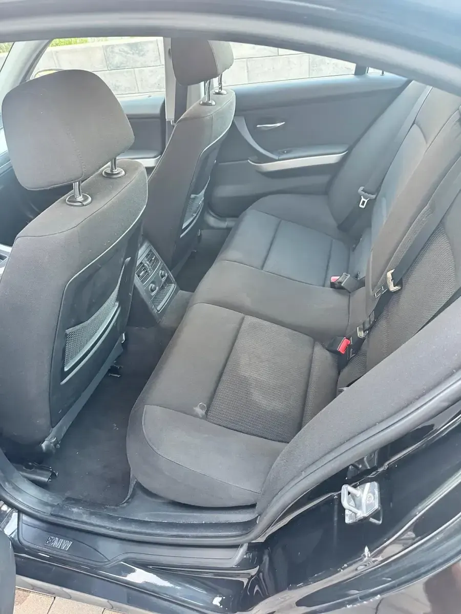 Gebraucht BMW 318 143 PS (105 kW) 2010 Schwarz Limousine