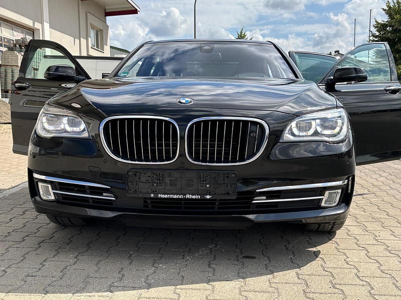 Schwarz Gebraucht 2013 BMW 750 Limousine | 14.500 € (Guter Preis) - Bild 1/4