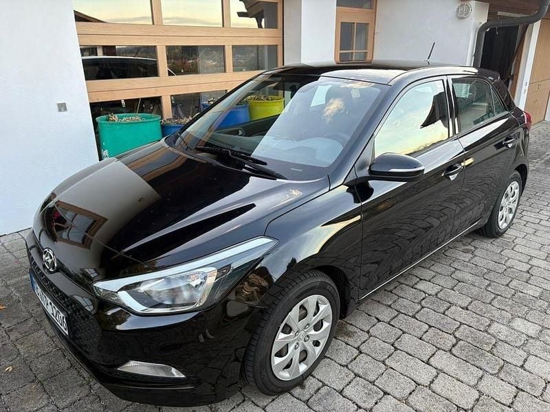 Schwarz Gebraucht 2017 Hyundai i20 Limousine | 5.000 € (Superpreis) - Bild 1/4