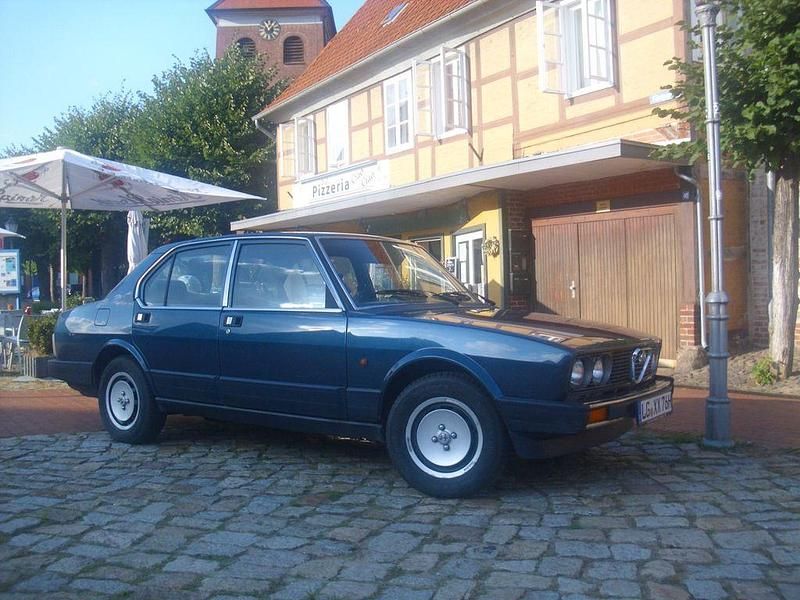 Blau Gebraucht 1985 Alfa Romeo Alfetta Quadrifoglio Limousine | 5.600 € - Bild 1/4