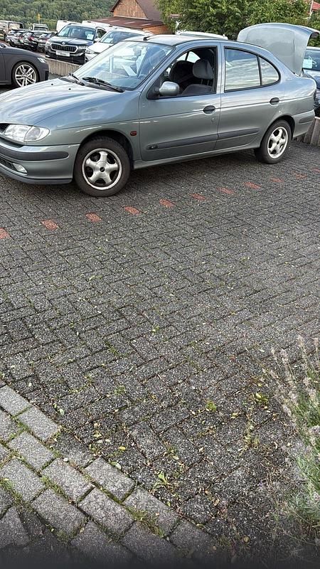 Grau Gebraucht 1997 Renault Mégane Limousine | 1.750 € (Fairer Preis) - Bild 1/4