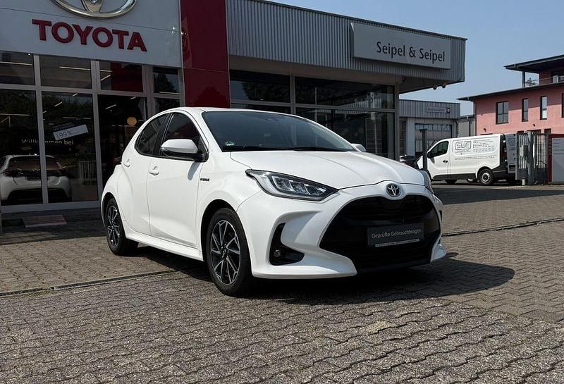 Weiß Gebraucht 2021 Toyota Yaris Hybrid Basis Limousine | 16.950 € (Fairer Preis) - Bild 1/4