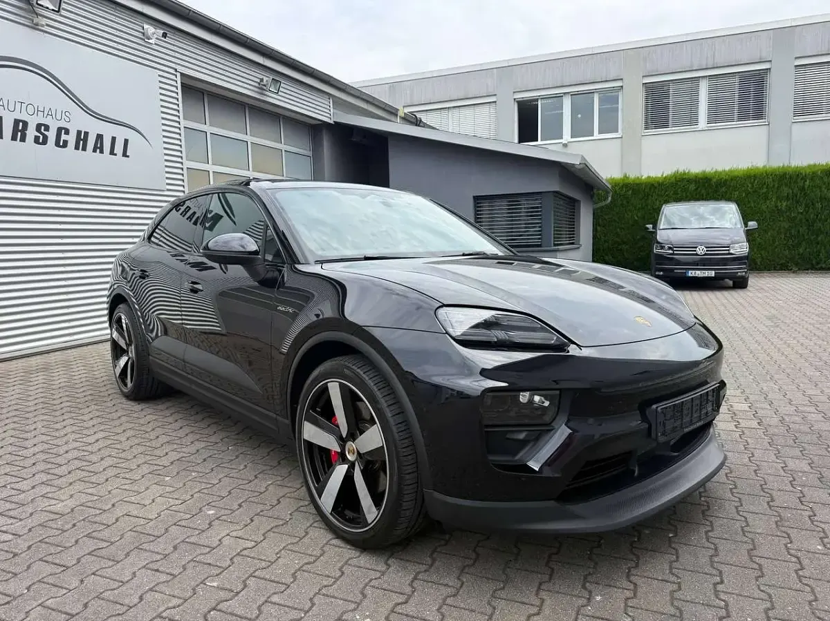Gebraucht Porsche Macan 517 PS (380 kW) 2024 Tiefschwarzmetallic SUV