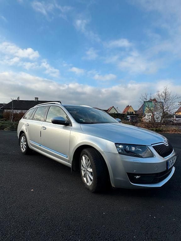 Silber Gebraucht 2014 Skoda Octavia Elegance Kombi | 9.900 € (Superpreis) - Bild 1/4