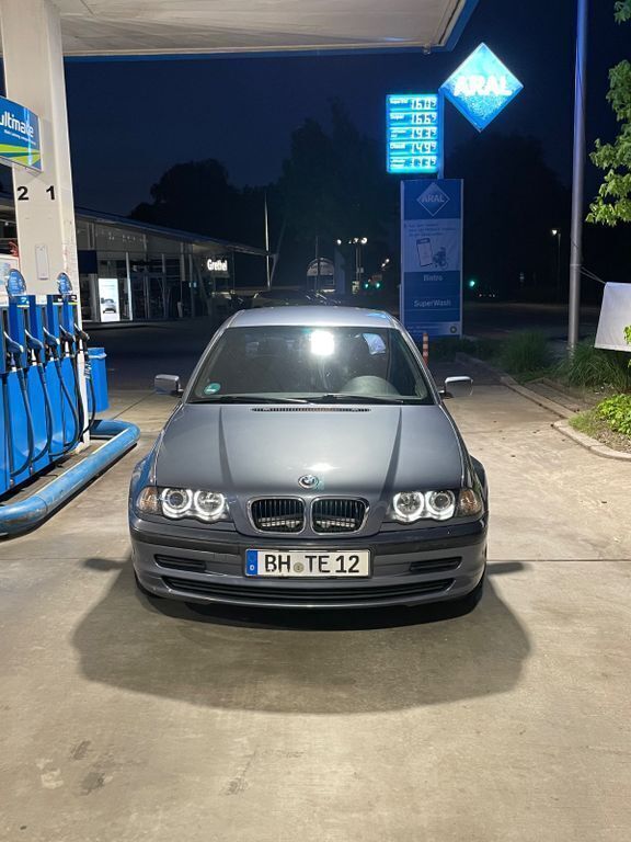 Silber Gebraucht 1998 BMW 318 Limousine | 1.600 € (Fairer Preis) - Bild 1/4