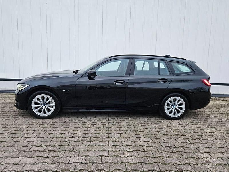 Gebraucht BMW 330e Sport Line 184 PS (135 kW) 2022 Schwarz Limousine