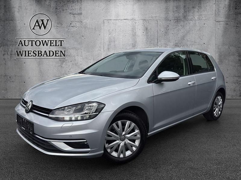 Silber Gebraucht 2018 VW Golf VII Comfortline Limousine | 11.990 € (Fairer Preis) - Bild 1/4