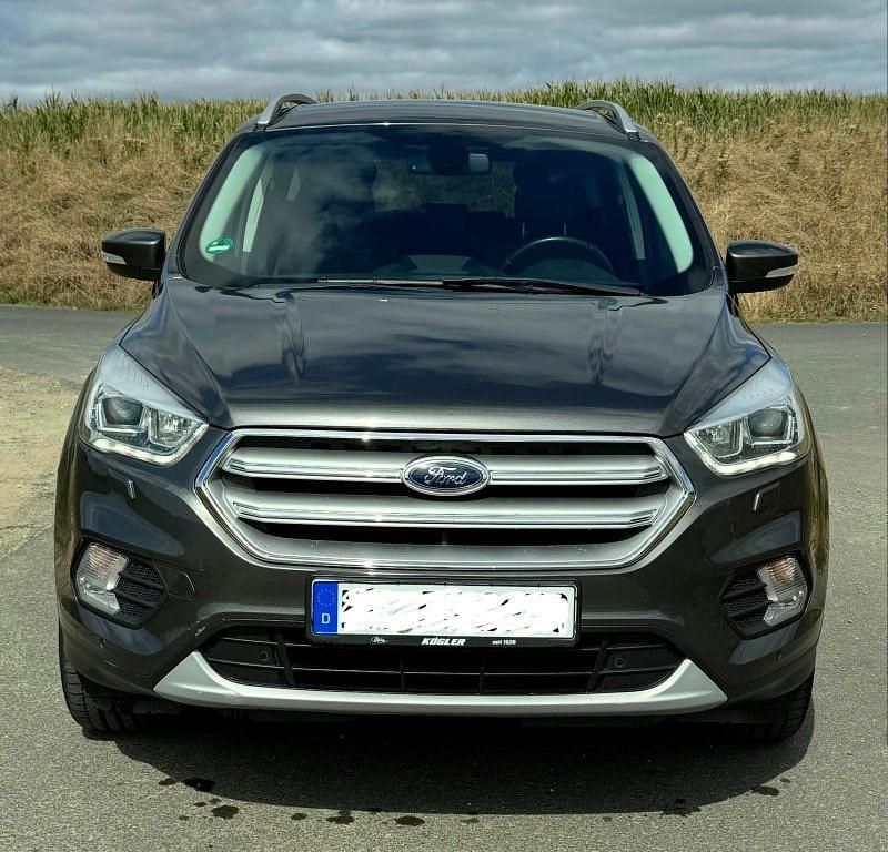 Grau Gebraucht 2018 Ford Kuga SUV | 14.200 € (Fairer Preis) - Bild 1/4