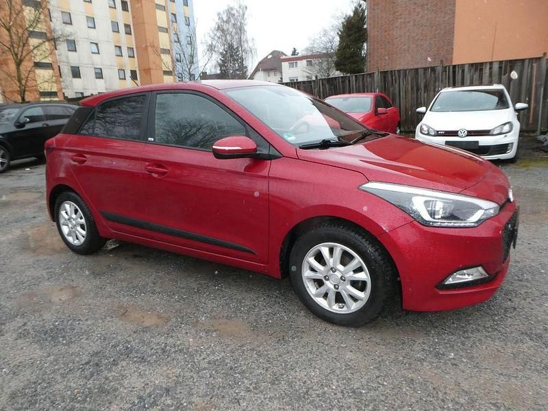 Gebraucht Hyundai i20 Passion 84 PS (61 kW) 2017 Rot Limousine