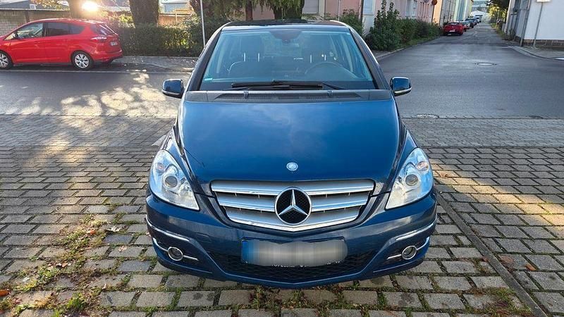 Gebraucht Mercedes B180 116 PS (85 kW) 2012 Blau Van / Kleinbus