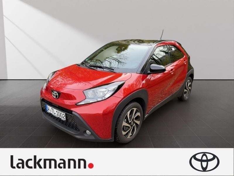 3u4)/ black mica (209) (rot Gebraucht 2024 Toyota Aygo Team Kleinwagen | 16.390 € (Fairer Preis) - Bild 1/4
