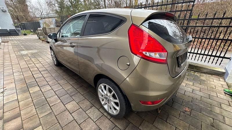 Gebraucht Ford Fiesta Trend 82 PS (60 kW) 2012 Braun Kleinwagen