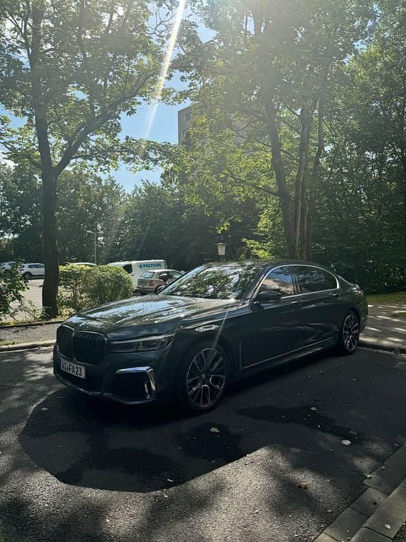 Grau Gebraucht 2021 BMW 750L M Sport Limousine | 61.999 € (Fairer Preis) - Bild 1/4