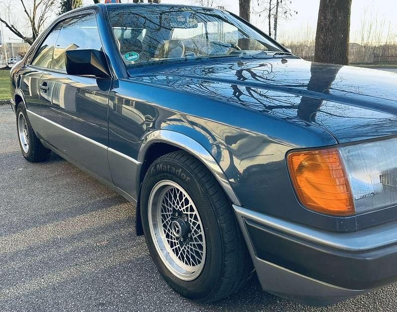 Gebraucht Mercedes 230 132 PS (97 kW) 1988 Blau Coupé