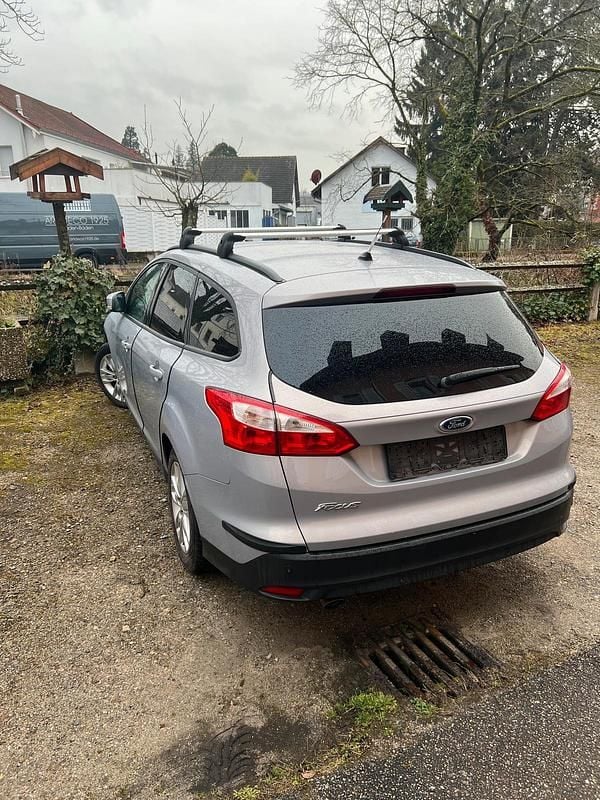 Gebraucht Ford Focus 105 PS (77 kW) 2011 Grau Kombi