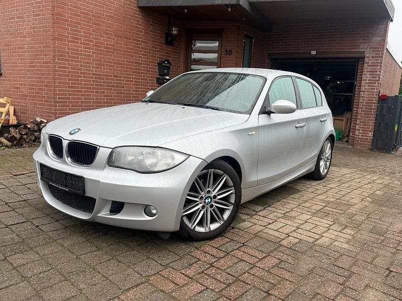 Silber Gebraucht 2010 BMW 116 M Sport Kleinwagen | 3.500 € - Bild 1/4