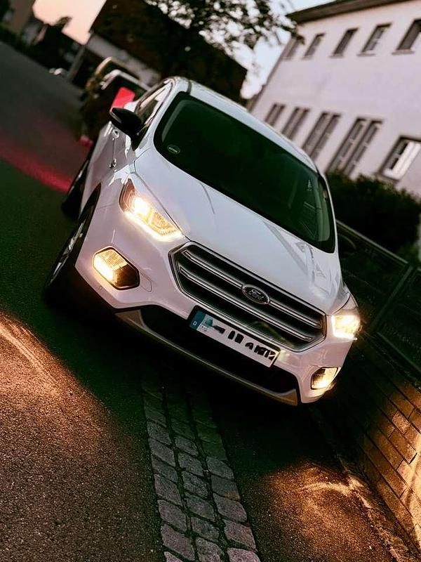 Gebraucht Ford Kuga Titanium 150 PS (110 kW) 2017 Weiß SUV