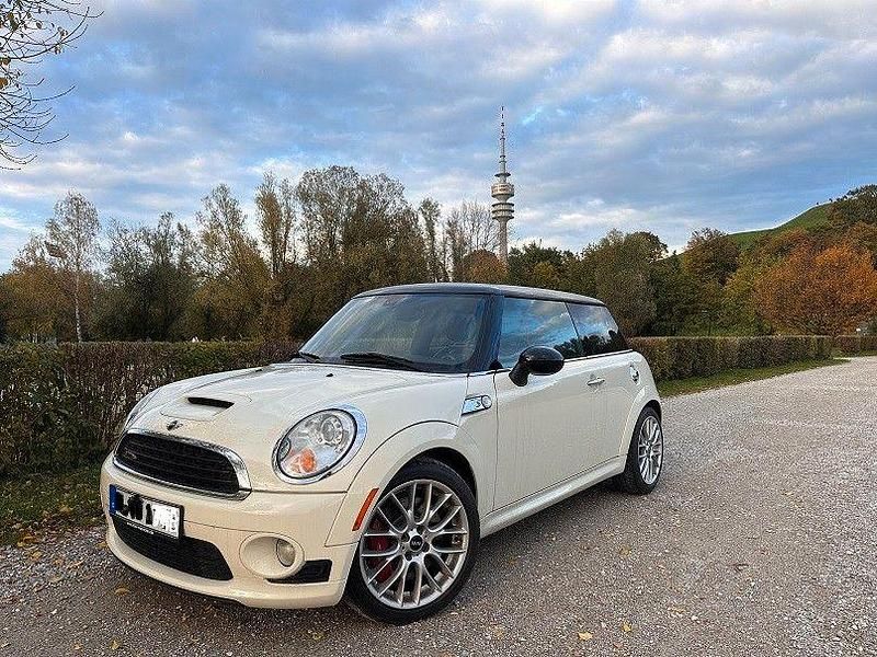 Weiß Gebraucht 2010 Mini John Cooper Works Kleinwagen | 6.200 € - Bild 1/3