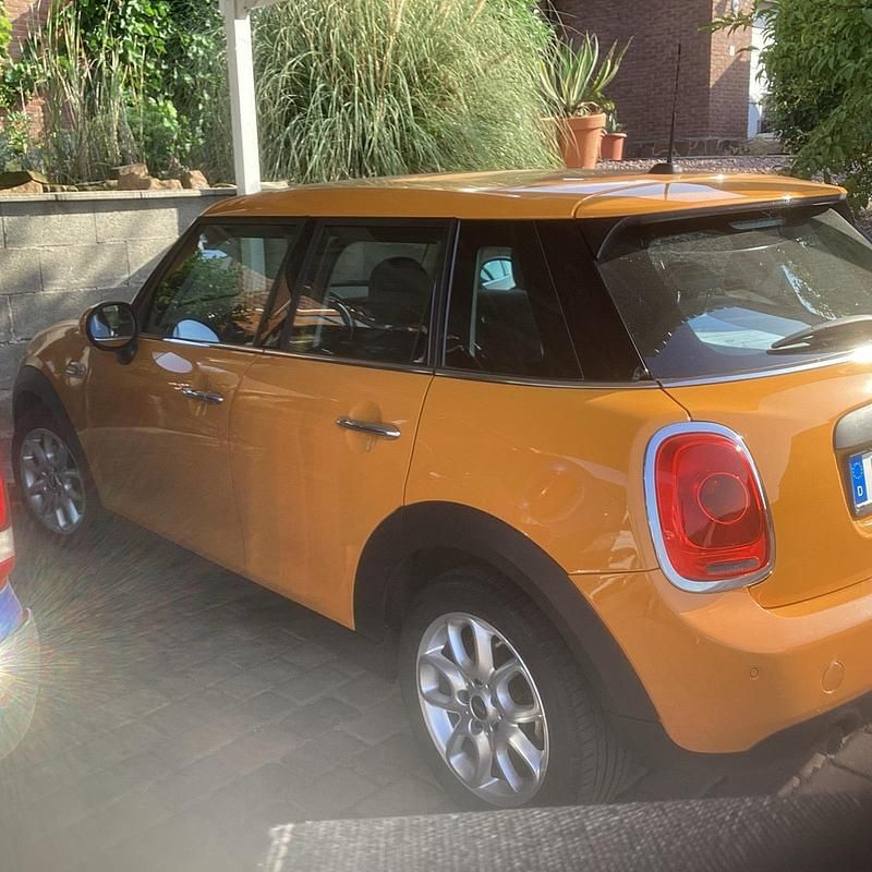 Orange Gebraucht 2018 Mini One D Kleinwagen | 12.590 € (Etwas zu teuer) - Bild 1/3