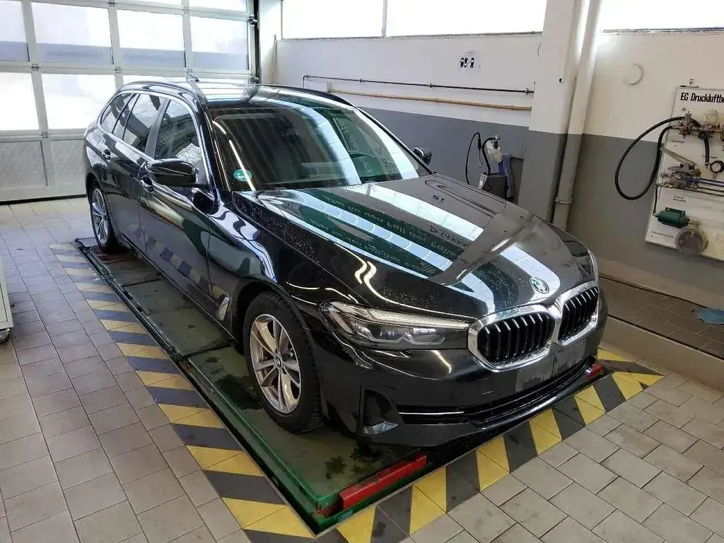 Gebraucht BMW 520 Performance 190 PS (139 kW) 2022 Saphirschwarz (metallic) Kombi