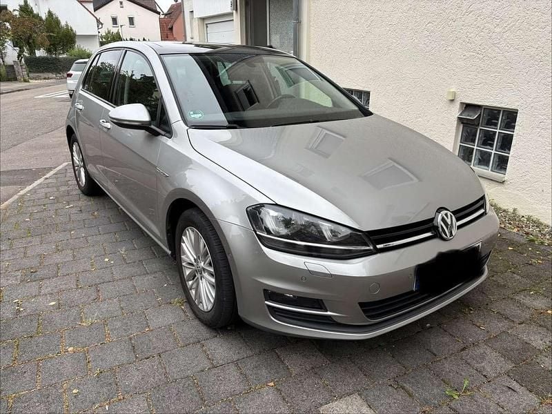 Grau Gebraucht 2015 VW Golf VII Comfortline Kleinwagen | 8.900 € (Fairer Preis) - Bild 1/4
