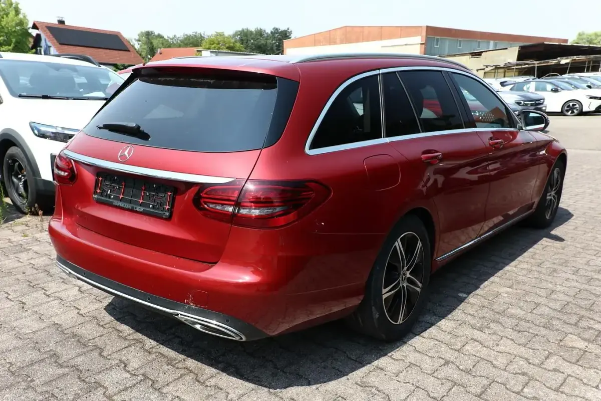 Gebraucht Mercedes C300 Avantgarde 258 PS (189 kW) 2020 Hyazinth rot metallic Limousine