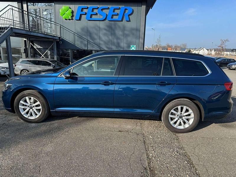 Gebraucht VW Passat 150 PS (110 kW) 2022 Aquamarinblau metallic Kombi