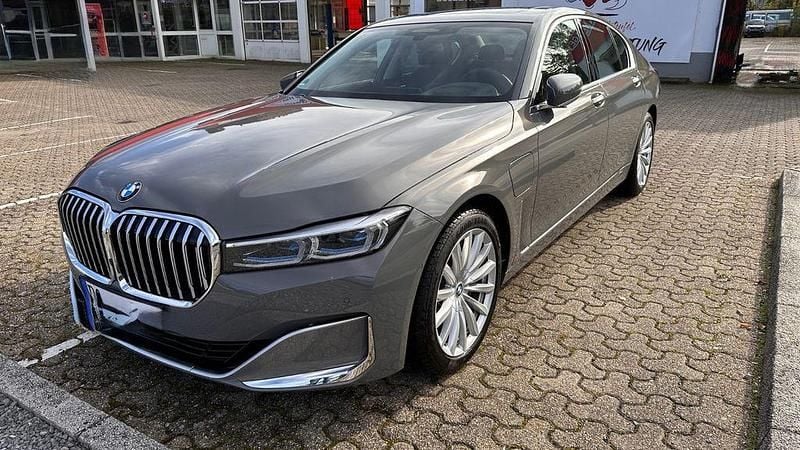Grau Gebraucht 2020 BMW 745e Limousine | 46.999 € (Fairer Preis) - Bild 1/4