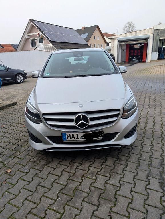 Silber Gebraucht 2016 Mercedes B200 Van / Kleinbus | 9.850 € (Etwas zu teuer) - Bild 1/4