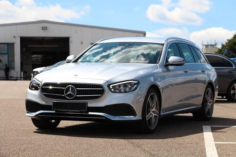 Silber Gebraucht 2021 Mercedes E220 Avantgarde Limousine | 31.890 € (Superpreis) - Bild 1/4