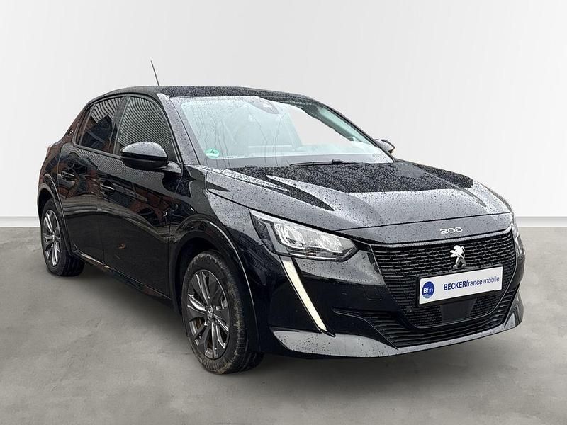 Gebraucht Peugeot e-208 Allure 100 kW (136 PS) 2023 Lackierung schwarz perla nera/ Kleinwagen