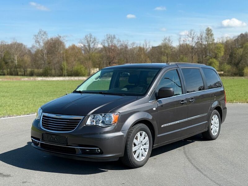 Grau Gebraucht 2016 Chrysler Town & Country Van / Kleinbus | 19.900 € - Bild 1/4