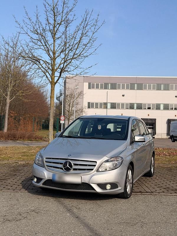 Gebraucht Mercedes B180 122 PS (89 kW) 2014 Silber Van / Kleinbus
