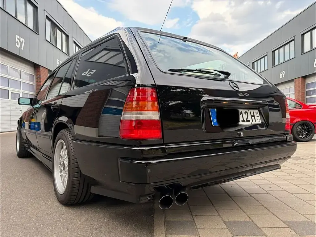 Gebraucht Mercedes 230 132 PS (97 kW) 1989 Schwarz Limousine