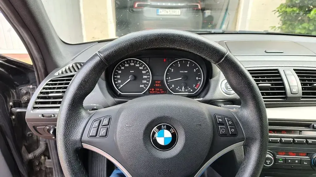 Gebraucht BMW 116 Lifestyle 122 PS (89 kW) 2011 Schwarz Kleinwagen