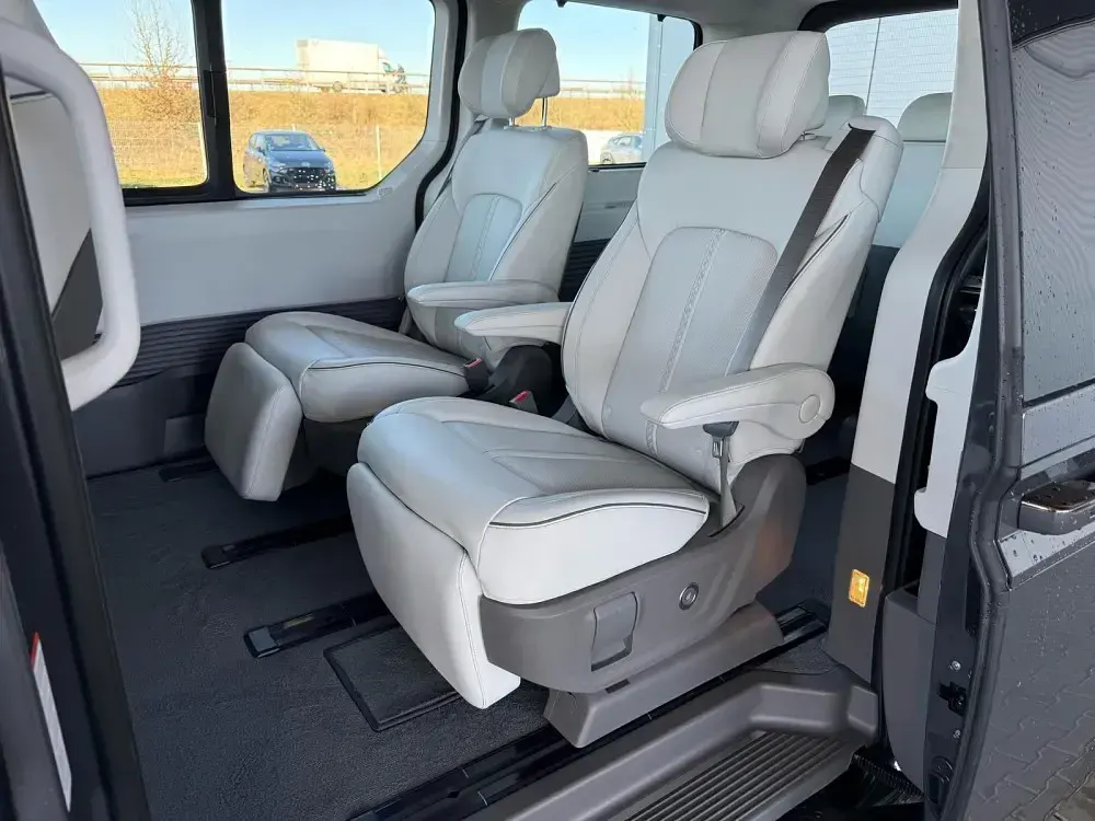 Gebraucht Hyundai Staria 224 PS (164 kW) 2025 Silber Van / Kleinbus