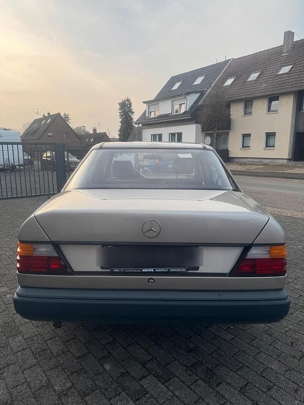 Gebraucht Mercedes E230 136 PS (100 kW) 1985 Gold Limousine