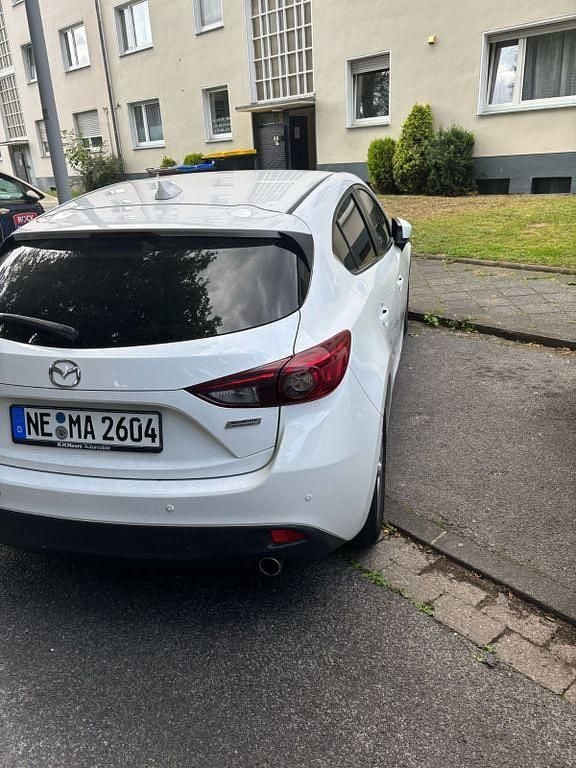 Weiß Gebraucht 2016 Mazda 3 Nakama Limousine | 8.500 € (Fairer Preis) - Bild 1/4