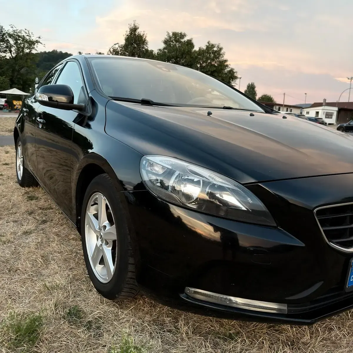Gebraucht Volvo V40 Kinetic 120 PS (88 kW) 2014 Schwarz Kleinwagen