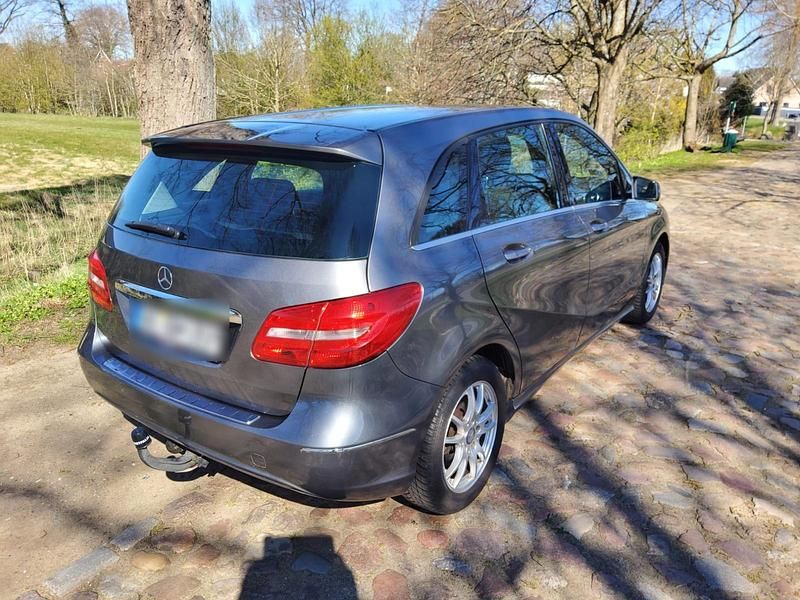 Gebraucht Mercedes B180 122 PS (89 kW) 2012 Grau Van / Kleinbus