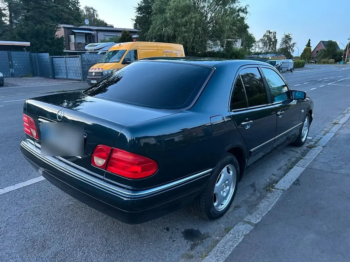Gebraucht Mercedes E280 193 PS (141 kW) 1996 Grün Limousine