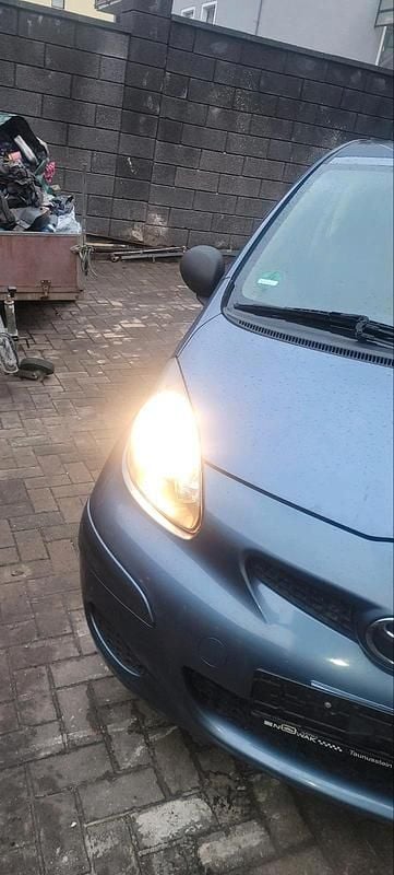 Gebraucht Toyota Aygo 69 PS (50 kW) 2011 Blau Kleinwagen