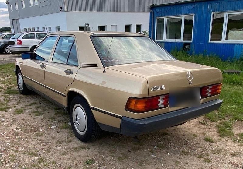 Second-hand Mercedes 190 122 CP (89 kW) 1984 Berlinǎ