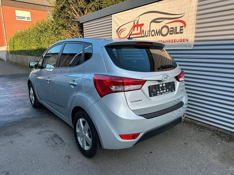 Gebraucht Hyundai ix20 Edition 90 PS (66 kW) 2012 Silber Kleinwagen
