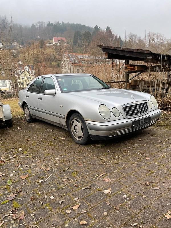 Gebraucht Mercedes E200 136 PS (100 kW) 1999 Silber Limousine